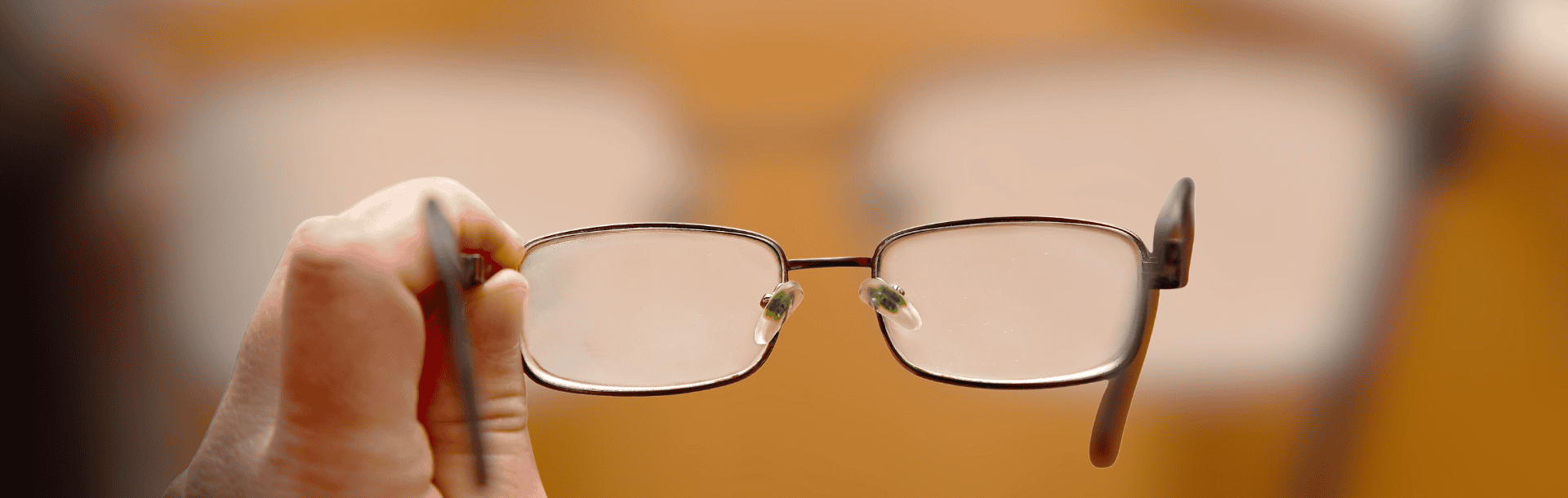 Perché gli occhiali si appannano: la fisica dietro un fenomeno quotidiano