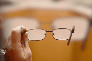 Perché gli occhiali si appannano: la fisica dietro un fenomeno quotidiano